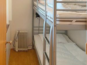 - deux lits superposés dans une petite chambre dans l'établissement Holiday home Skibby XIV, à Skibby