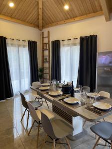 Le Lautaret的住宿－Magnifique Villa Sabot de Venus，一间带大桌子和椅子的用餐室
