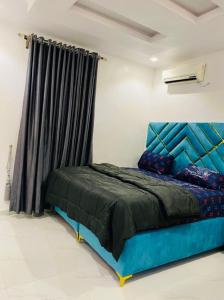 Una cama o camas en una habitación de Mr Luxury 2 Bedroom apartment
