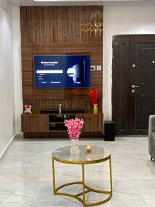 Una televisión o centro de entretenimiento en Mr Luxury 2 Bedroom apartment
