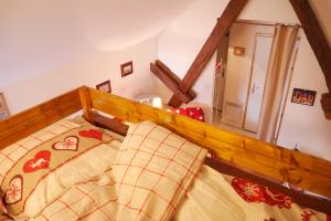 Postel nebo postele na pokoji v ubytování Chambres d'hôtes chez Loulou et Caramel + 37 fotografií