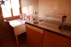 Kuchyň nebo kuchyňský kout v ubytování Chambres d'hôtes chez Loulou et Caramel