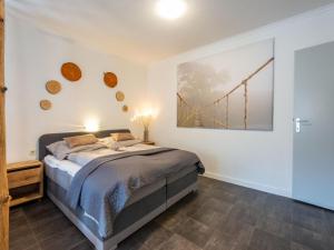 sypialnia z łóżkiem i mostem na ścianie w obiekcie Apartment in Bichlbach near Ski Slopes w mieście Bichlbach
