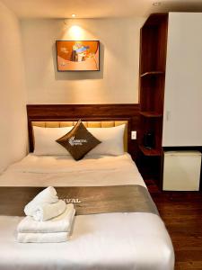 Postel nebo postele na pokoji v ubytování Carnival Hotel - Đà Lạt