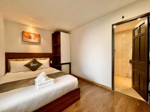 Postel nebo postele na pokoji v ubytování Carnival Hotel - Đà Lạt