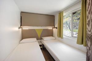 Katil atau katil-katil dalam bilik di Mobile Home Alloro 166