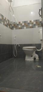 y baño con aseo y ducha. en Madura Homestay - Gorgeous Home with 2BHK 5 minutes from NH44, en Madurai
