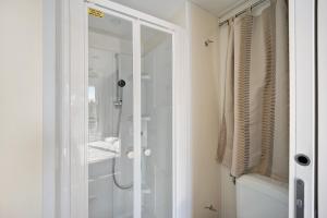 Ένα μπάνιο στο Mobile Home Next 229 +16 φωτογραφίες