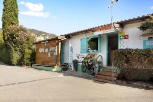 una casa con una bicicleta estacionada fuera de ella en Mobile Home Alloro 165, en Pietra Ligure