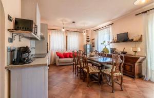 eine Küche und ein Esszimmer mit einem Tisch und Stühlen in der Unterkunft 4 Bedroom Amazing Home In San Miniato in San Miniato