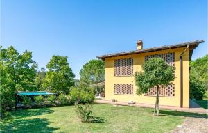 ein gelbes Haus mit einem Baum im Hof in der Unterkunft 4 Bedroom Amazing Home In San Miniato in San Miniato