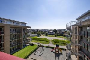 Cet appartement dispose d'une terrasse avec une aire de jeux dans une cour. dans l'établissement Frogner House - Forus Leilighetshotell, à Stavanger