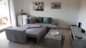 a living room with a couch and a table at EasyStay#4 Home Cinema Ferienwohnung in Kliniknähe mit Balkon, Boxspringbett & Netflix in Bad Oeynhausen