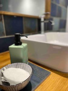 La salle de bains est pourvue d'un distributeur de savon et d'un bol de savon. dans l'établissement Studio avec terrasse à deux pas du port, à Toulon