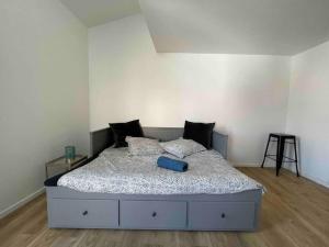 - une chambre avec un lit doté d'un oreiller bleu dans l'établissement Studio avec terrasse à deux pas du port, à Toulon