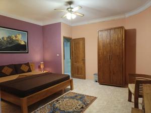 Un pat sau paturi într-o cameră la Ada Waktu Homestay