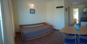 a small bedroom with a bed and a table at Apart Hotel Iken in Federación