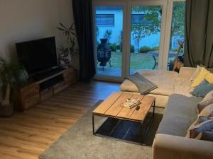 Una sala de estar con un sofá y una mesa de café. en Ferienwohnung Berg Zeit, en Olsberg