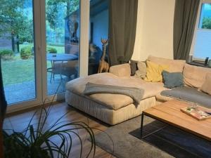 sala de estar con sofá y mesa en Ferienwohnung Berg Zeit, en Olsberg