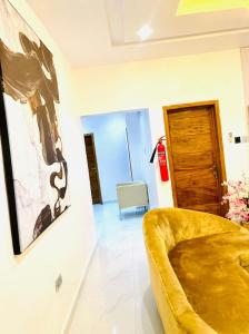 - un salon avec un canapé et un tableau mural dans l'établissement Mr Luxury 3 Bedroom Apartment, à Lagos