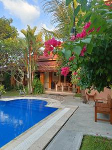 Piscina de la sau aproape de Ada Waktu Homestay