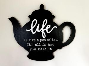 Una señal que dice que la vida es como una taza de té. Todo está en cómo tú. en Drumbar Lodge, en Carterʼs Bridge