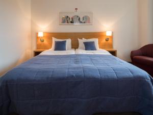 Rúm í herbergi á Grand Hotel Falkenberg