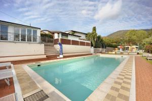 uma piscina em frente a uma casa em Mobile Home Next 232 em Pietra Ligure