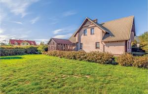 Κήπος έξω από το Beautiful Home In Rowy With Sauna