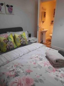 a bedroom with a bed with flowers on it at Belfast Apartment in Belfast