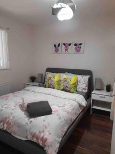 a bedroom with a large bed with at Belfast Apartment in Belfast