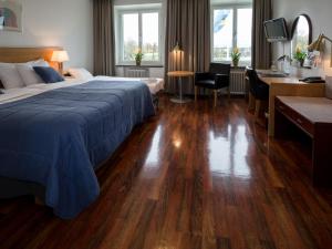 Rúm í herbergi á Grand Hotel Falkenberg