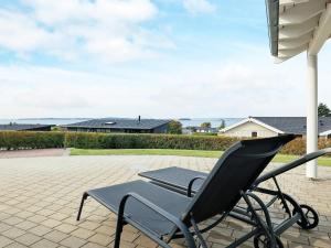 una silla negra sentada en un patio en 6 person holiday home in Faaborg en Bøjden