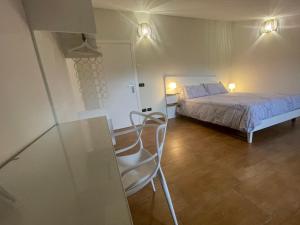 una camera con letto e tavolo in vetro di B&B Irpinia Relais a Passo di Mirabella
