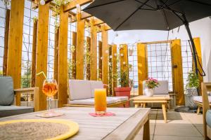 uma mesa com um guarda-chuva e um copo de vinho em B&B HOTEL Metz Est Technopole Pôle Santé em Ars-Laquenexy