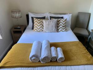 Una cama con toallas encima. en The Globe Inn en Penrith