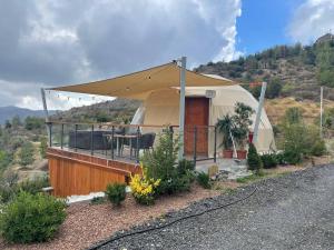 Nespecifikovaný výhled na hory nebo výhled na hory při pohledu z luxury tent