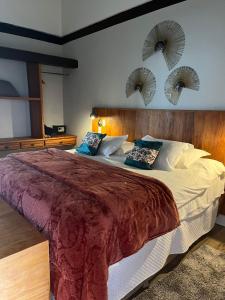 1 dormitorio con 1 cama grande y 2 espejos en la pared en Hotel Pousada Shangri-la, en Serra Negra