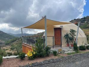 Nespecifikovaný výhled na hory nebo výhled na hory při pohledu z luxury tent