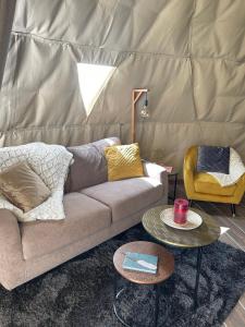 Posezení v ubytování Agros Glamping Boutique