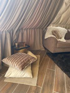un soggiorno con divano e pavimento in legno di Agros Glamping Boutique ad Agros