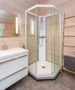 y baño con ducha, lavabo y aseo. en Modern cabin with panoramic view of the Nisser See, 