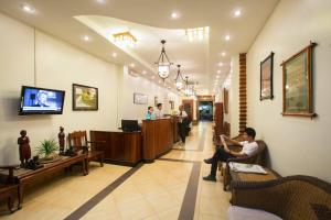 un vestíbulo con gente sentada en una sala de espera en Mali Namphu Hotel en Vientián