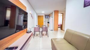 salon z kanapą i stołem w obiekcie Eco Summer Tambaú - Apartamentos de 2 Quartos por Genius Flats w mieście João Pessoa