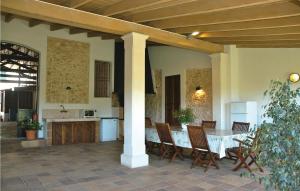 Cozy Home In Llub With Wifi في يوبي: مطبخ وغرفة طعام مع طاولة وكراسي