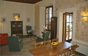 Cozy Home In Llub With Wifi في يوبي: غرفة معيشة مع طاولة وكراسي خشبية