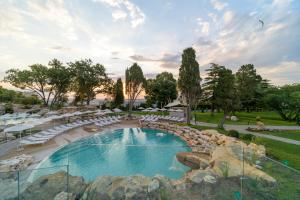 una piscina con sedie a sdraio e un resort di Ensana Aquahouse a Sveti Konstantin i Elena