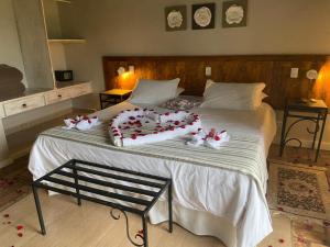 una camera da letto con un letto con orsacchiotti sopra di Hotel Pousada Shangri-la a Serra Negra