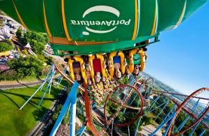 un paseo por el parque de atracciones en Apartamentos InterSalou Priorat, en Salou