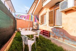 einen Tisch und Stühle mit Sonnenschirm auf dem Balkon in der Unterkunft Casa Olly in Montecatini Terme